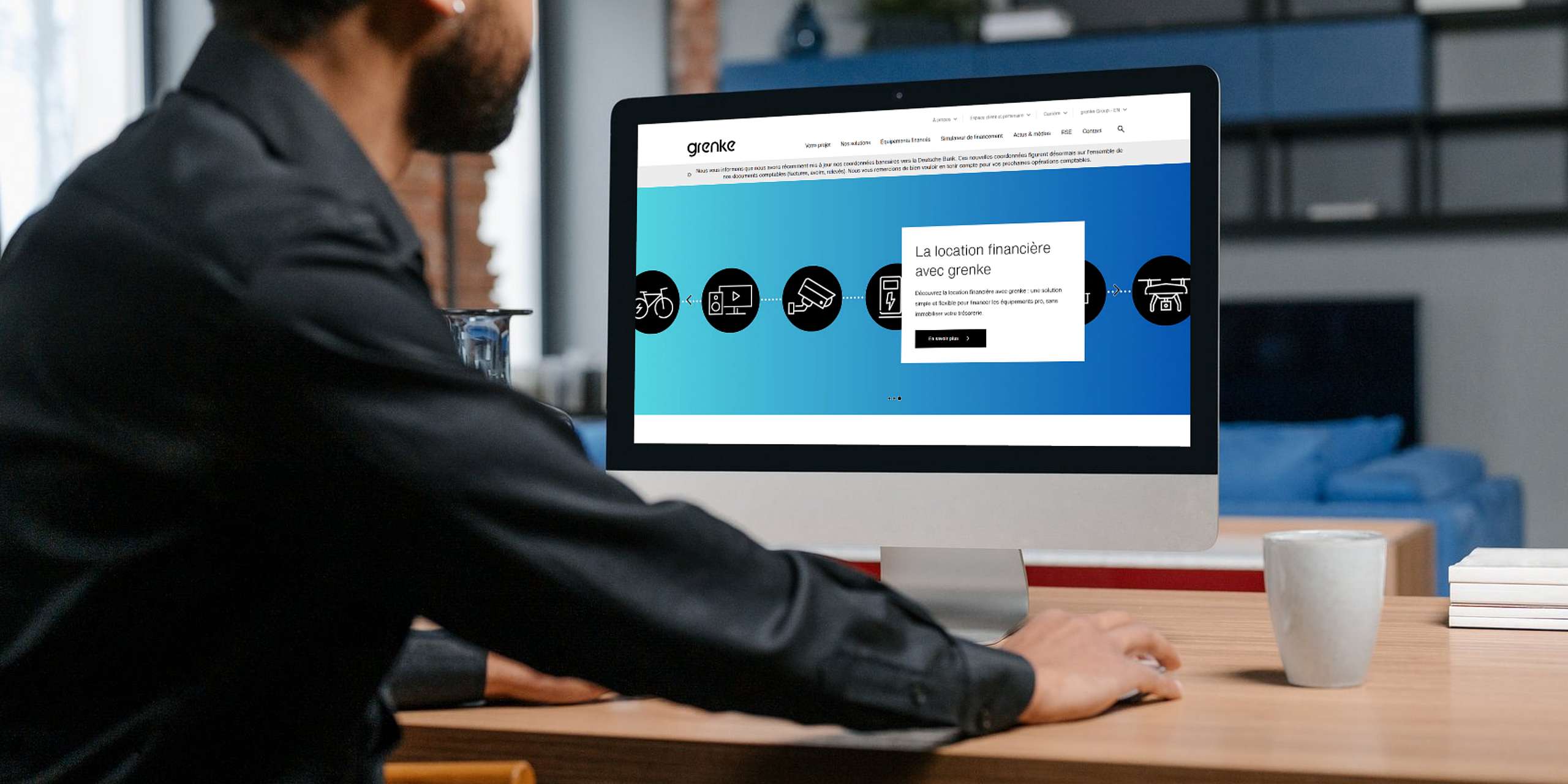 Un homme navigue sur le site internet de grenke, spécialiste de la location financière